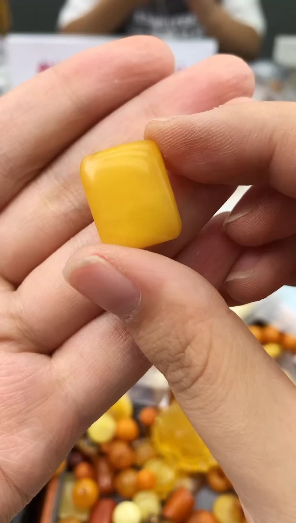 未镶嵌琥珀珠宝奇石191