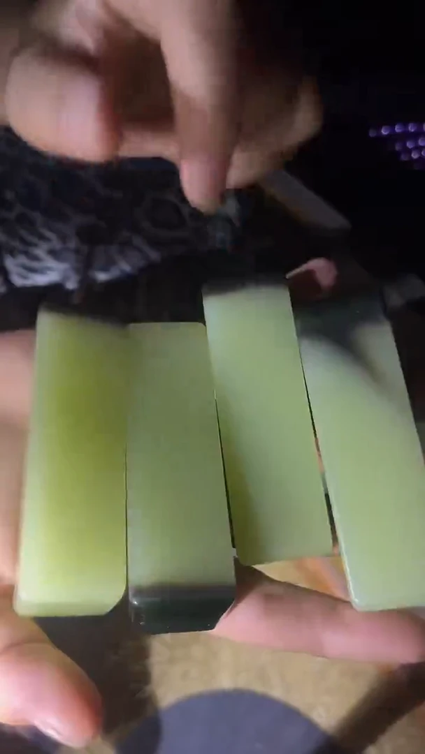 和田玉未镶嵌摆件带绿蜂蜜糖印章一个