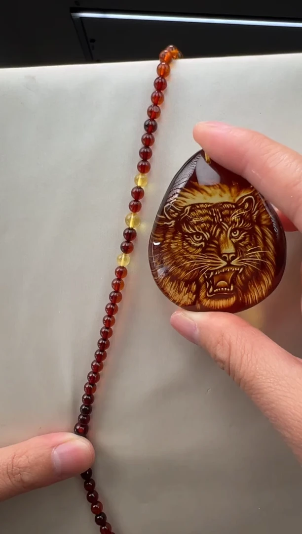 未镶嵌颈饰琥珀老虎