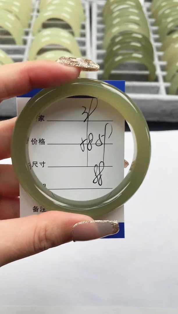 未镶嵌手镯石英质玉湖水绿