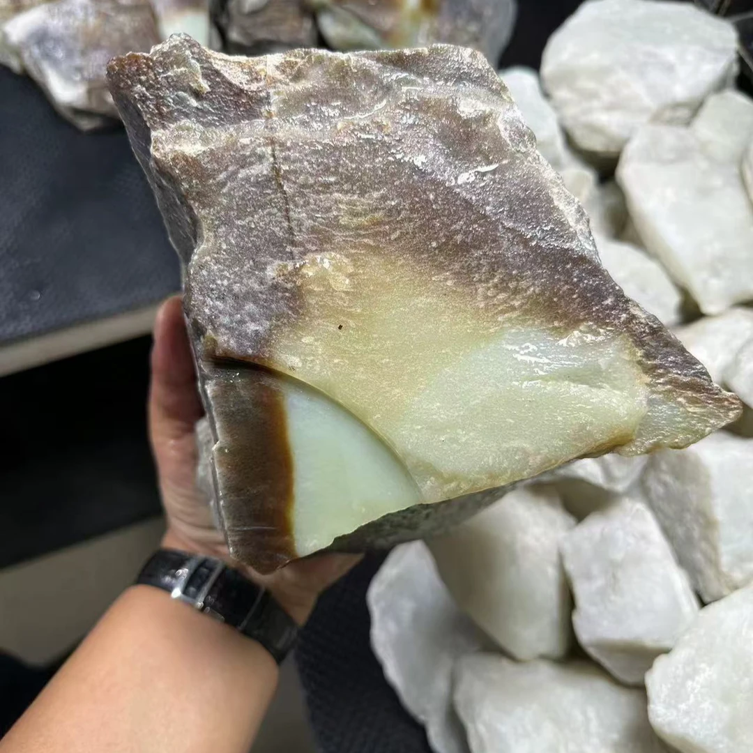 新疆玉质奇石山料毛料