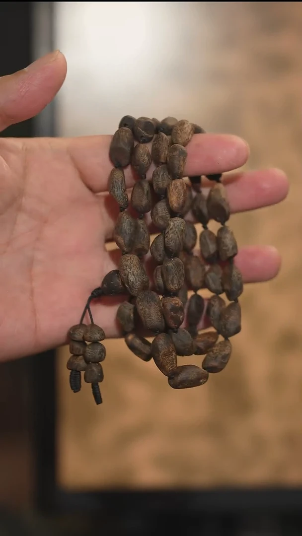 沉香手串鸳****飞海南绿奇楠沉水树丁虫漏长串28克