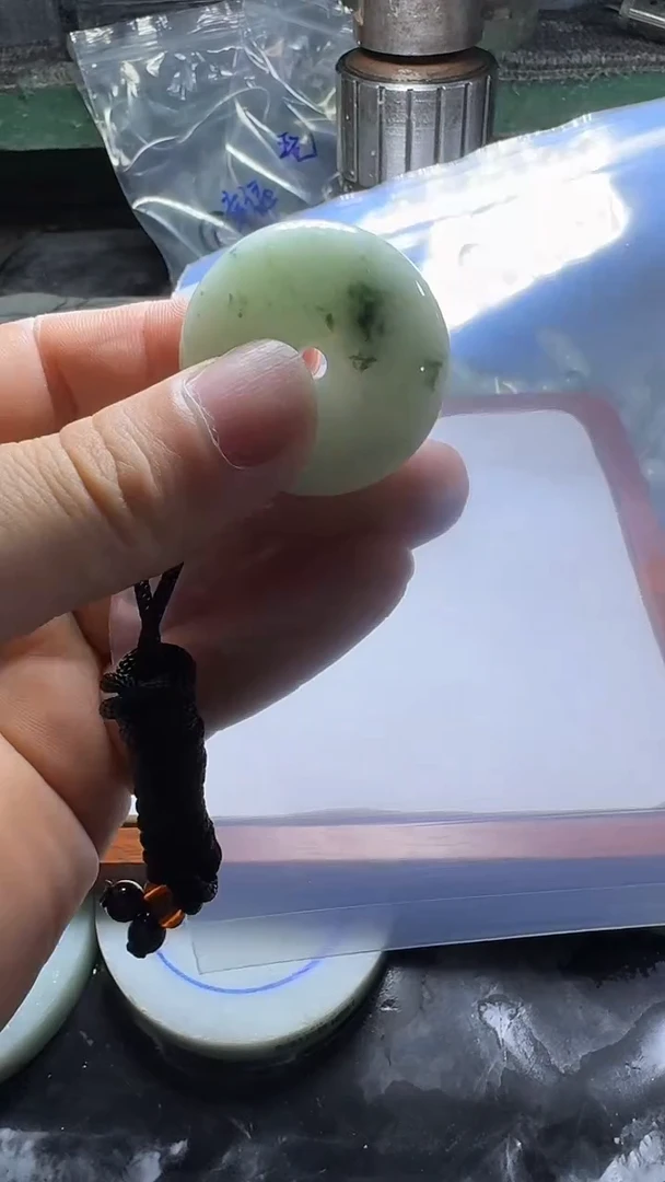 翡翠未镶嵌颈饰平安扣