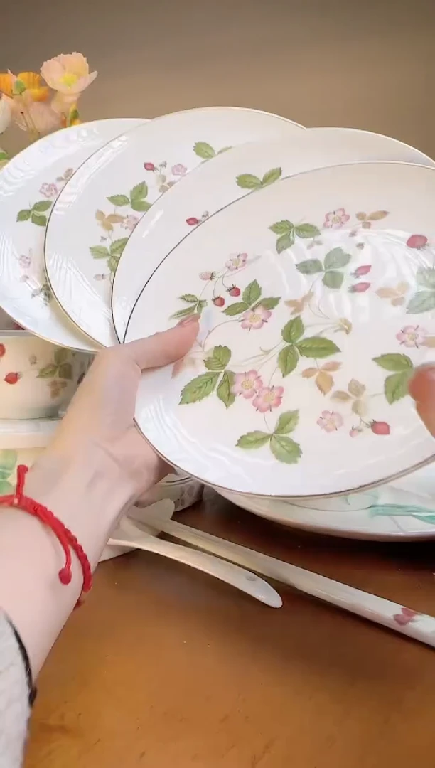 【闪购商品】莓高骨瓷8寸浅盘4个莓高骨瓷8寸浅盘4个