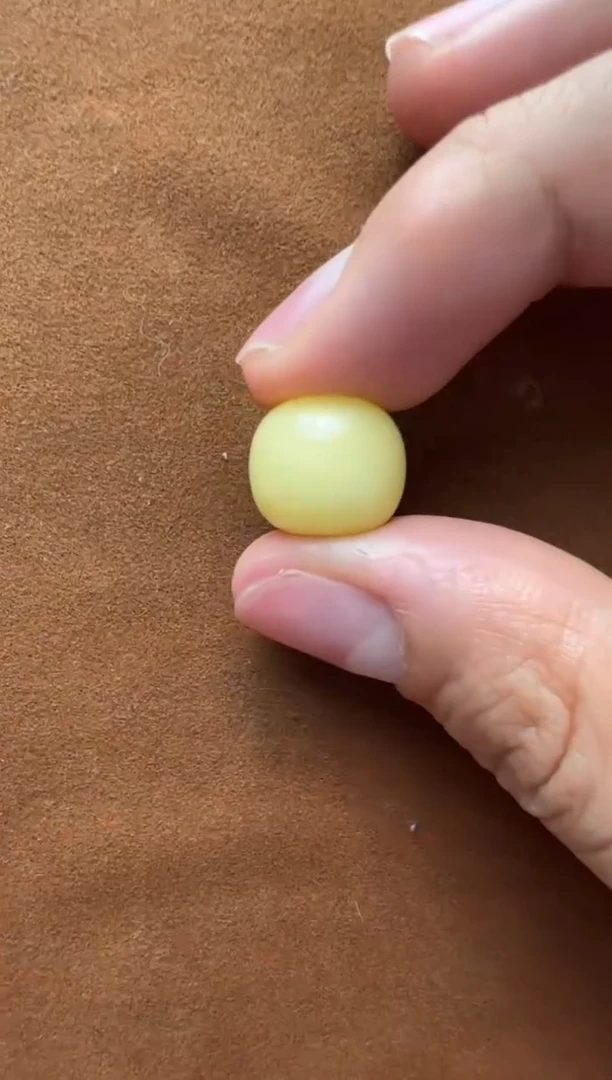 【闪购商品】蜜蜡裸石未镶嵌俄料微瑕12.9*11.5mm1.19克