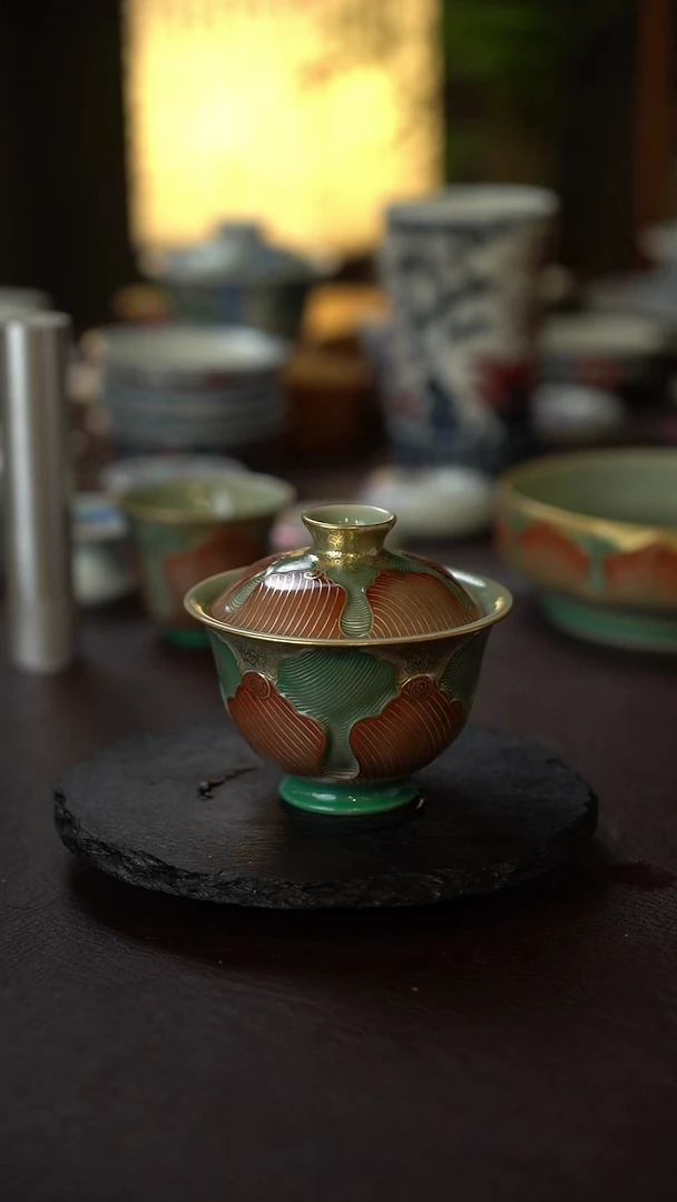 景德镇全手工雕刻颜色釉描金莲花瓣二才盖碗