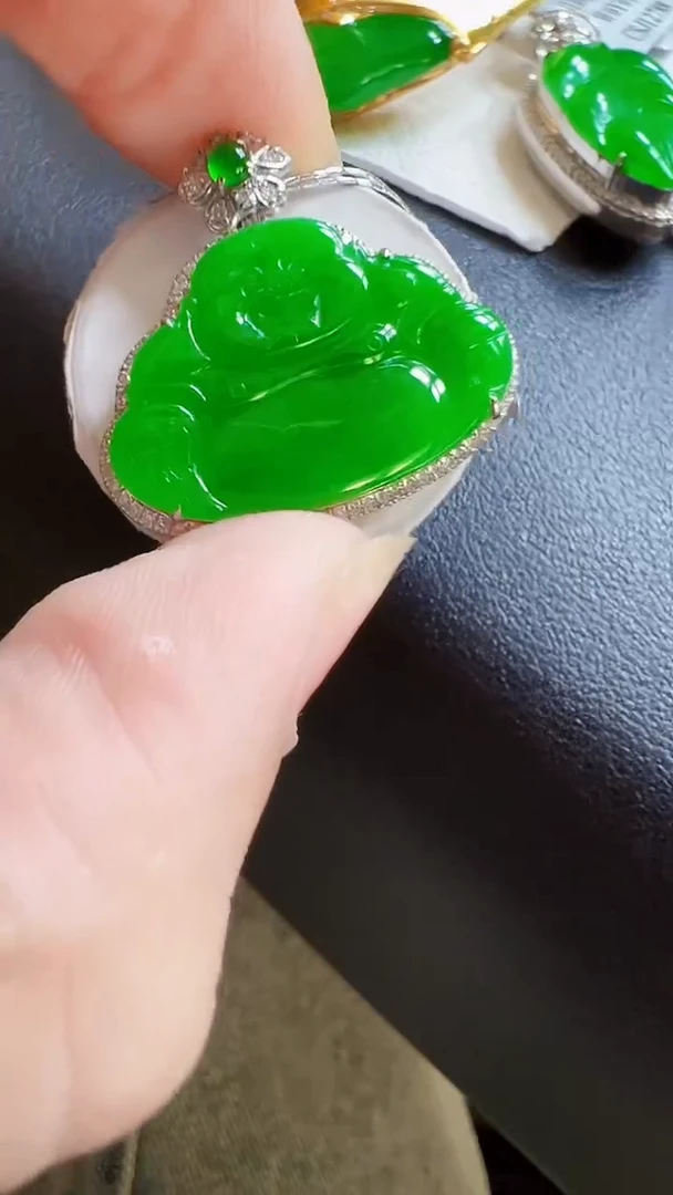 颈饰18K金镶嵌翡翠佛