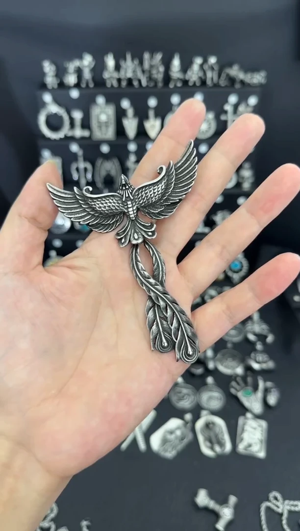 钛钢树脂保****鱼吊坠一个