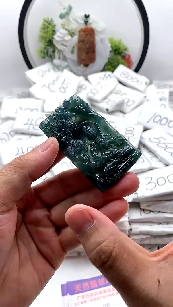 翡翠未镶嵌颈饰虚空藏
