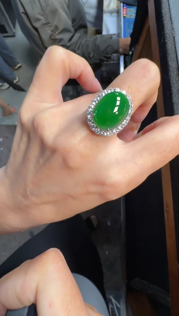 未镶嵌定制翡翠翡翠A货有轻微色差属于正常现象，戒指多样性发货1