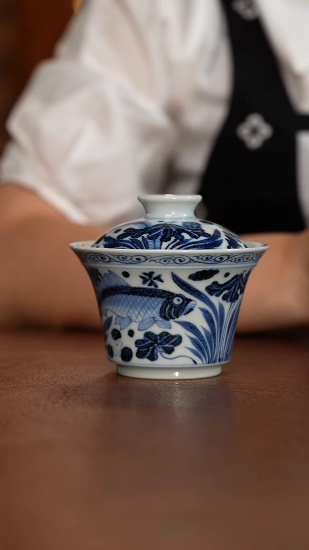 元青花鱼马蹄盖碗