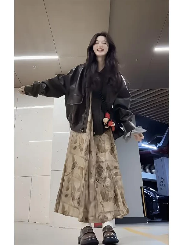 秋冬时尚穿搭女2025新款翻领复古皮衣外套中式印花吊带裙两件套装