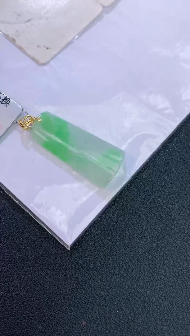 颈饰18K金镶嵌翡翠赠礼盒证书 麦麦