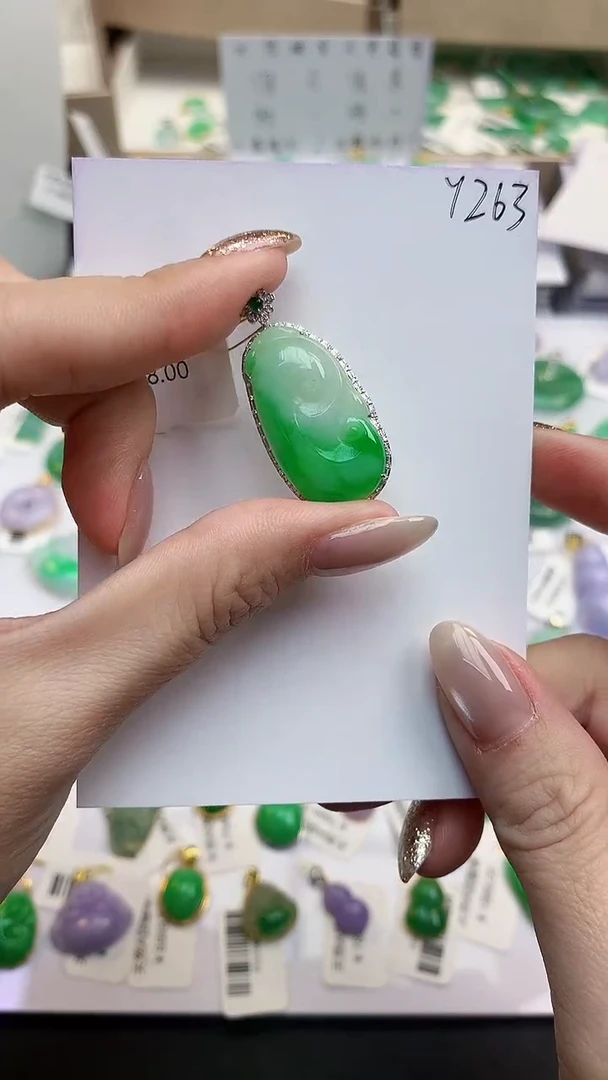 颈饰18K金镶嵌翡翠天然缅甸A货翡翠