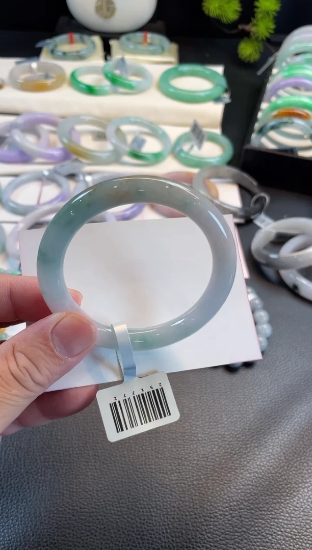 翡翠手镯未镶嵌56圆条 有纹