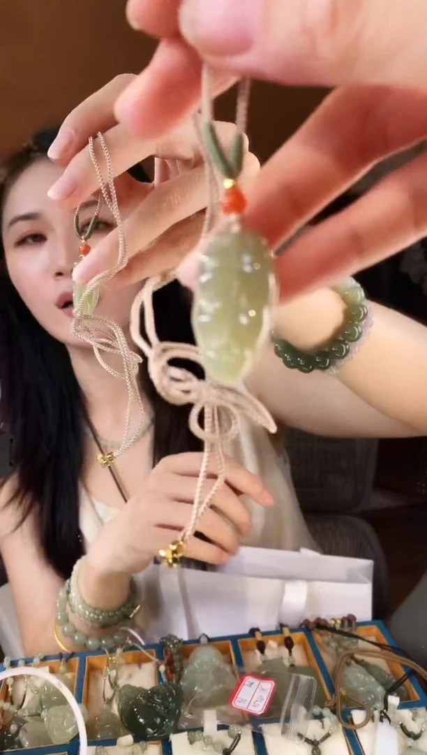 和田玉未镶嵌颈饰树叶