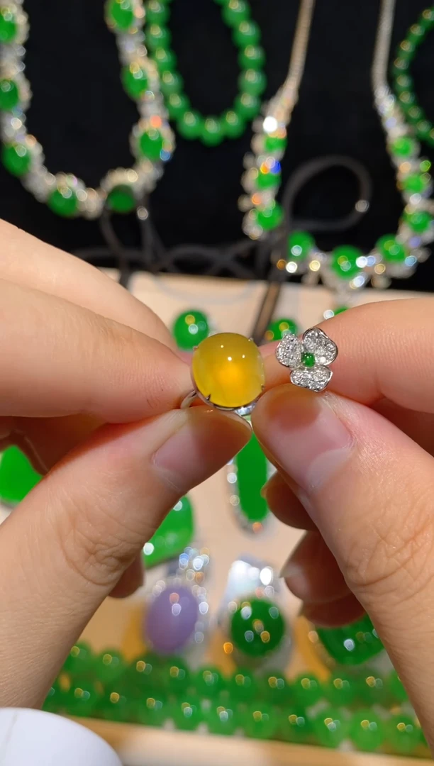 18K金镶嵌戒指翡翠翡翠戒指