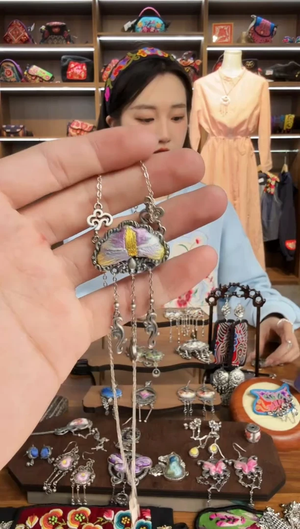 【闪购商品】织绣109蒙阿苏苗绣传承