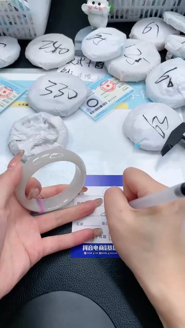 【闪购商品】石英质玉手镯未镶嵌6S157-55