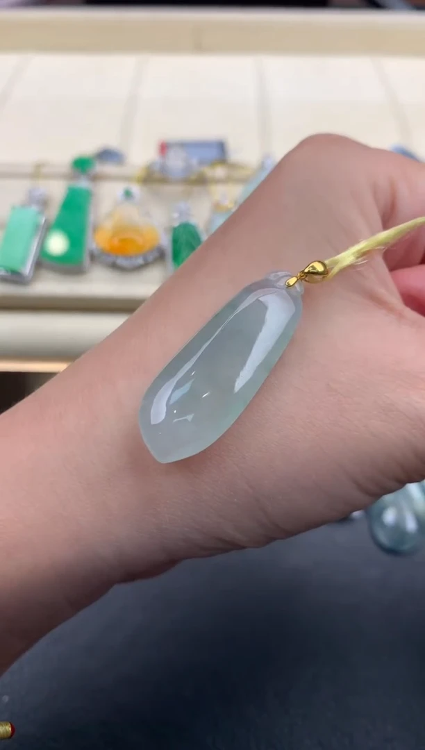 翡翠18K金镶嵌颈饰Q292