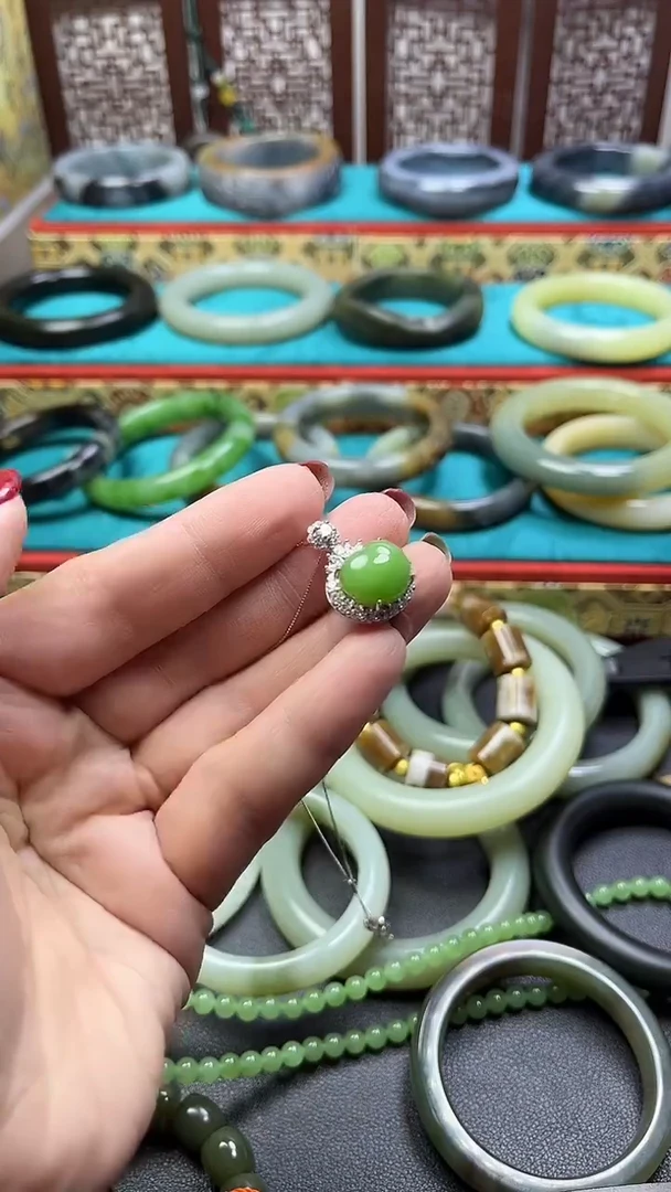 颈饰未镶嵌和田玉（碧玉）乌兰乌德碧玉吊坠大漏