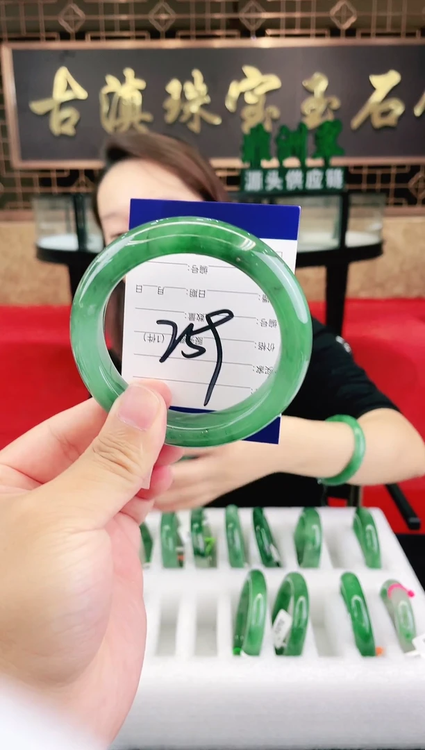 未镶嵌手镯石英质玉（非洲翠）微瑕一经发货运费不退介意勿拍