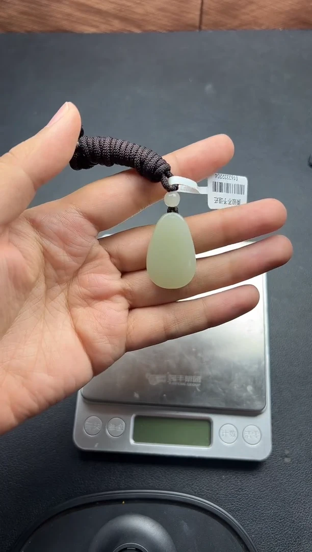 吊坠(赠链)未镶嵌和田玉且末微色差迪克兰一细吊坠