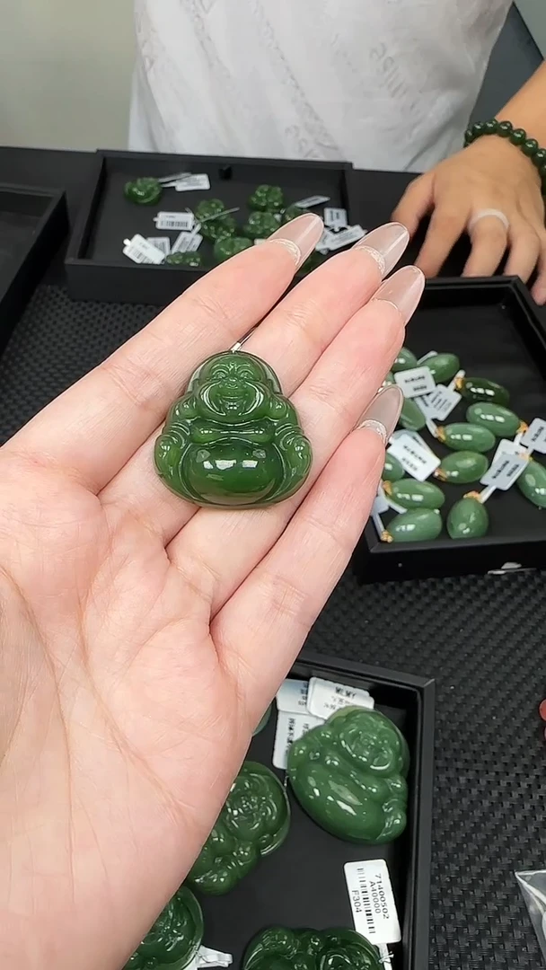 吊坠(不含链)未镶嵌和田玉一个，多样性发一件