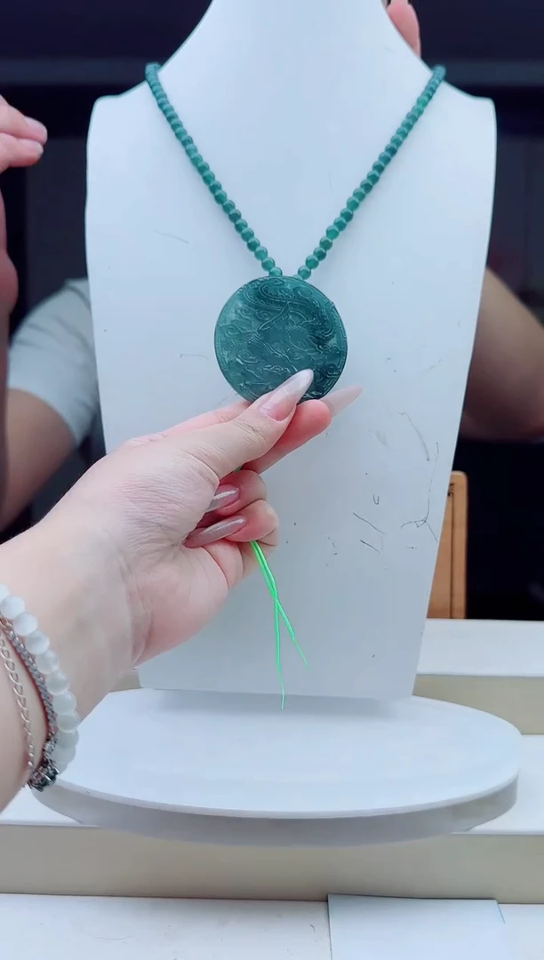 颈饰未镶嵌翡翠多样性发其中一
