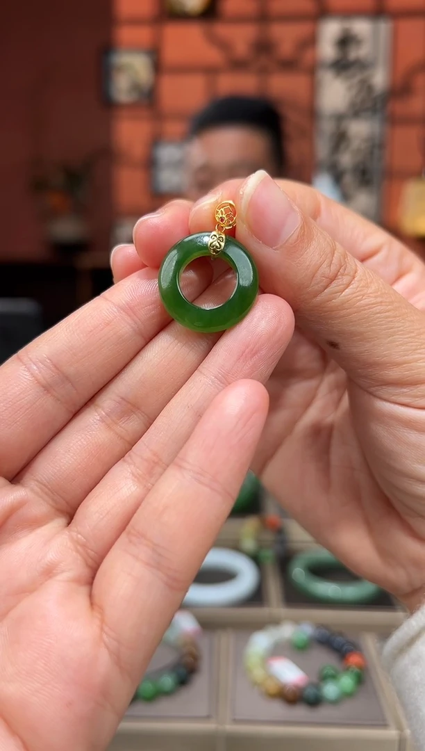 18K金镶嵌手链和田玉吊坠