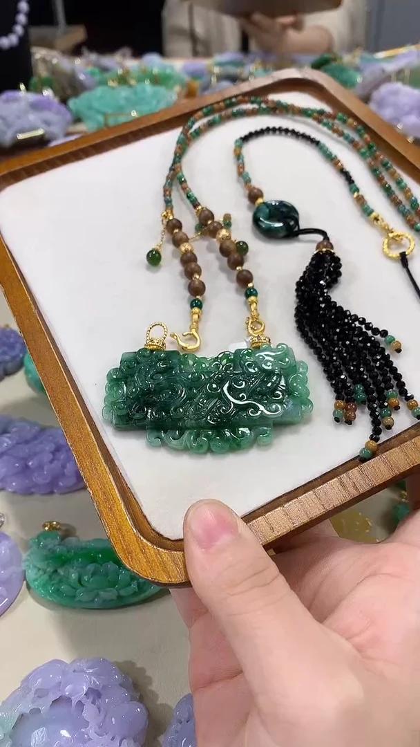 颈饰未镶嵌翡翠吊坠