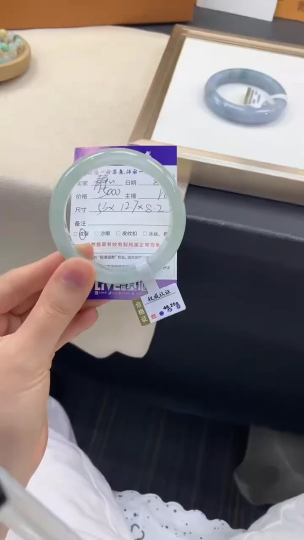 未镶嵌手镯翡翠静***，退货需手镯吊牌标签完好