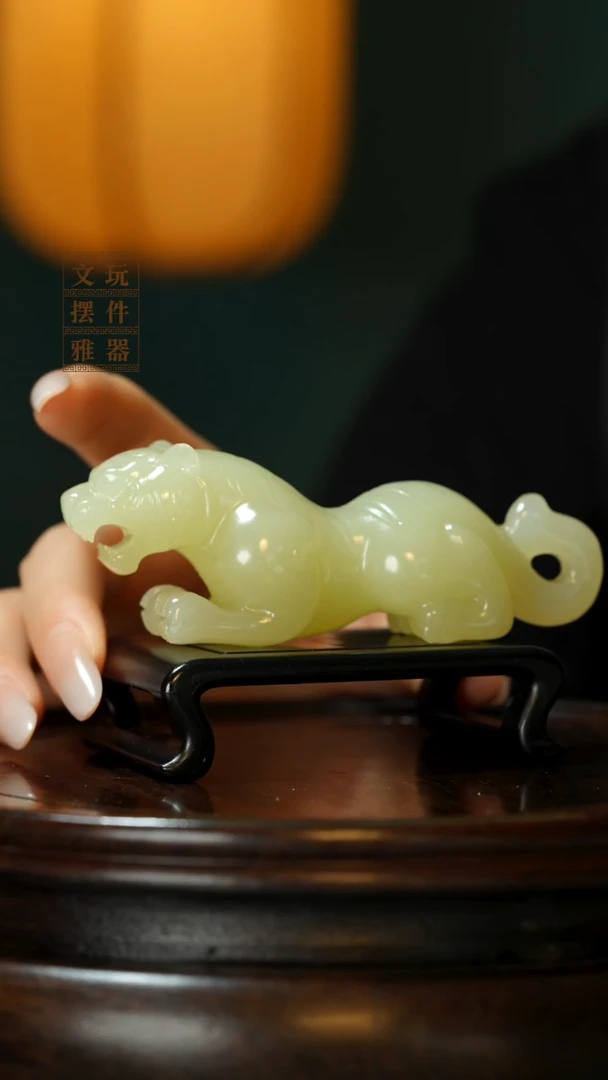 玉《伏虎》手把件摆件