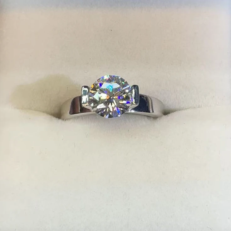 【Vivia】甄选 深V戒指2.0CT