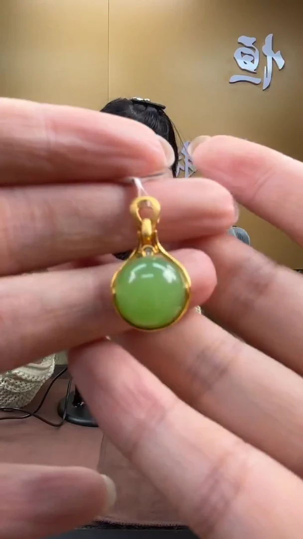 颈饰18K金镶嵌和田玉挂件