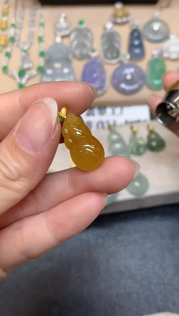 颈饰18K金镶嵌翡翠葫芦【无服务费