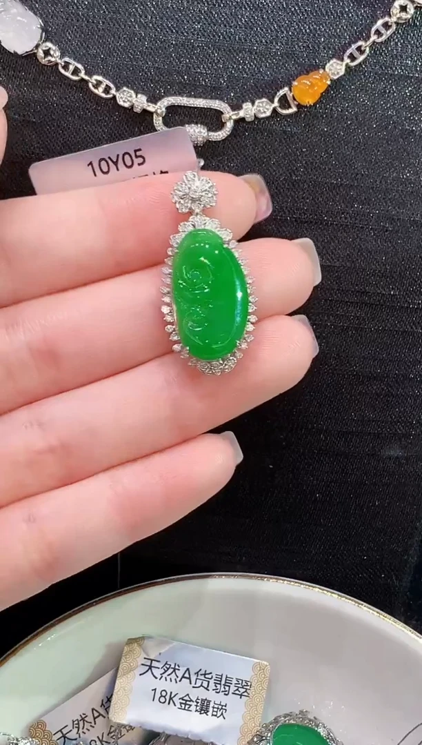吊坠(不含链)18K金镶嵌翡翠SF多样性发其一