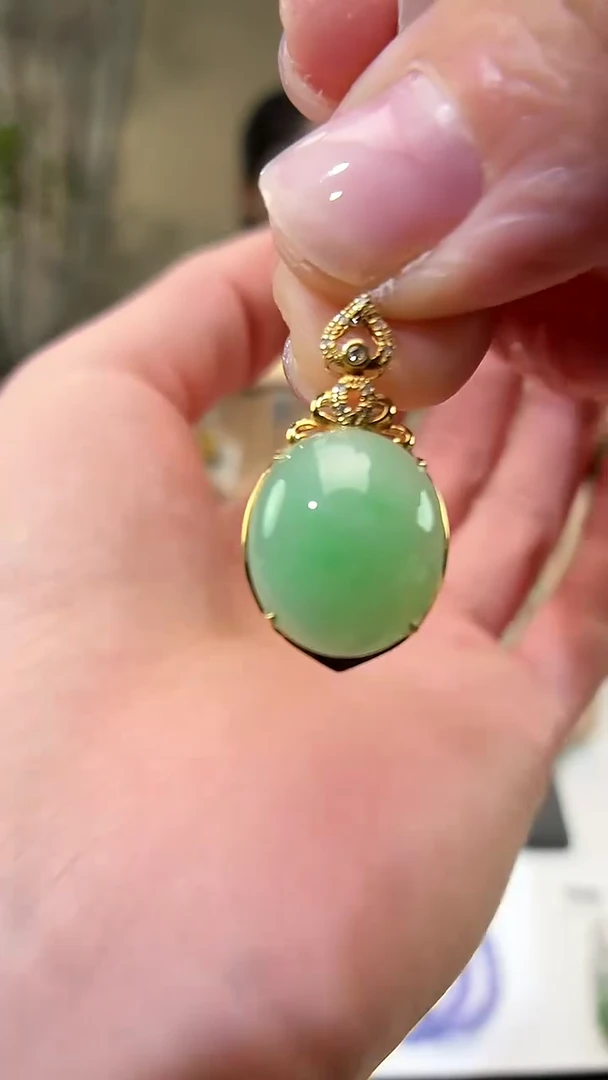 颈饰18K金镶嵌翡翠吊坠