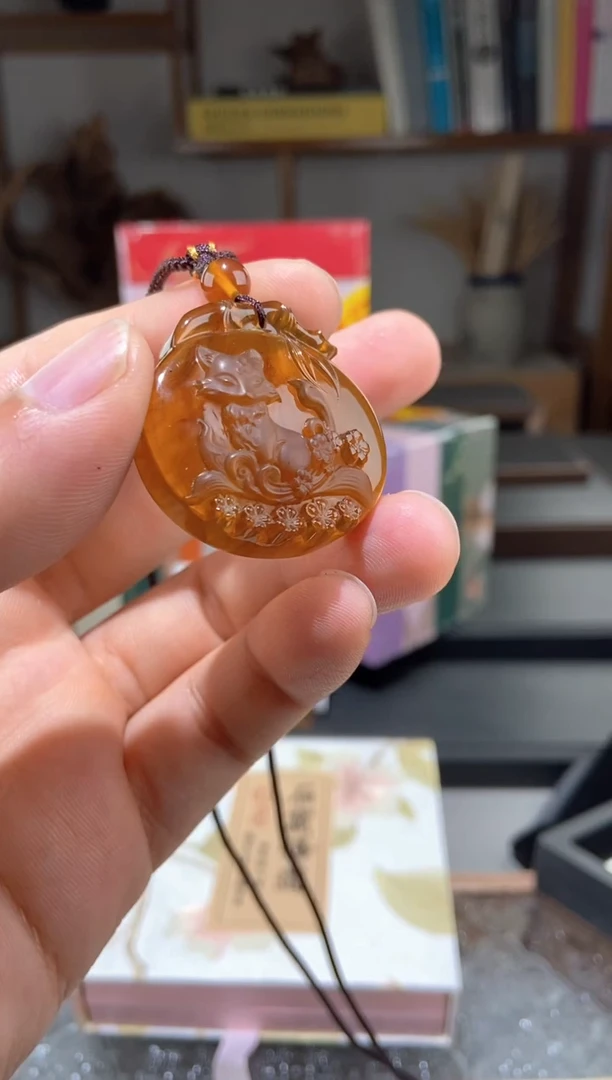 琥珀颈饰未镶嵌金棕红九尾狐