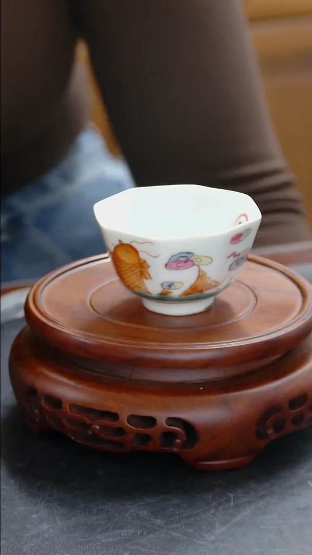 杯粉彩矾红鱼纹八方杯#818#