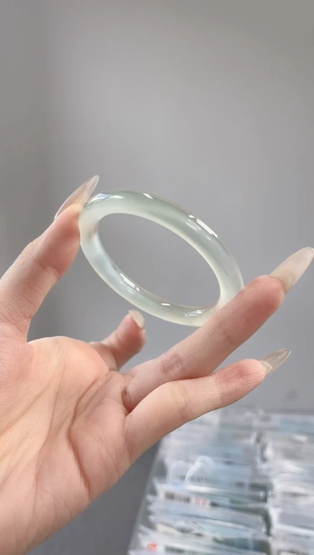 玛瑙/玉髓手镯未镶嵌54圈卡8浅绿