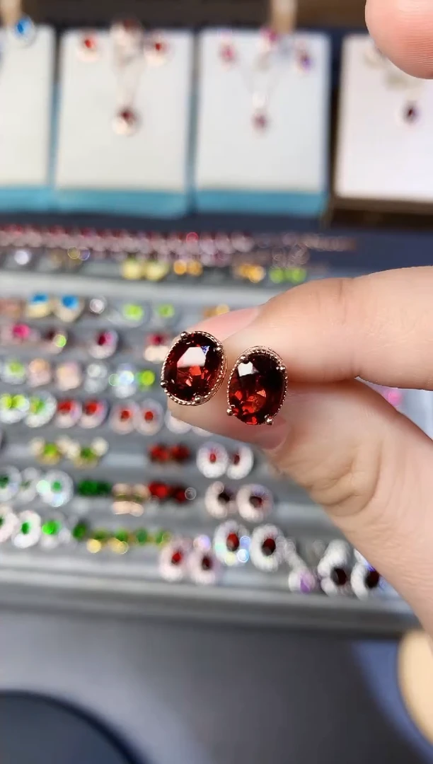 银S925镶嵌耳钉石榴石天然