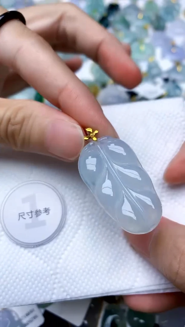 颈饰18K金镶嵌翡翠天然A货翡翠