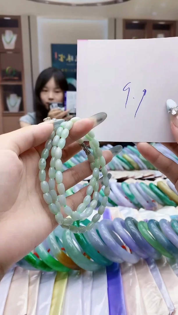 翡翠未镶嵌颈饰多样性发其一