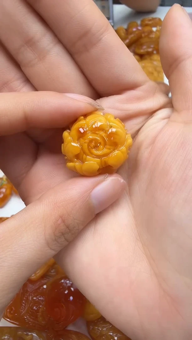 裸石琥珀未镶嵌如图