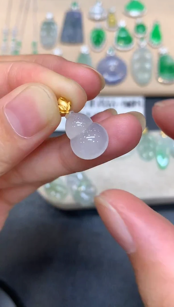 颈饰18K金镶嵌翡翠葫芦【无服务费