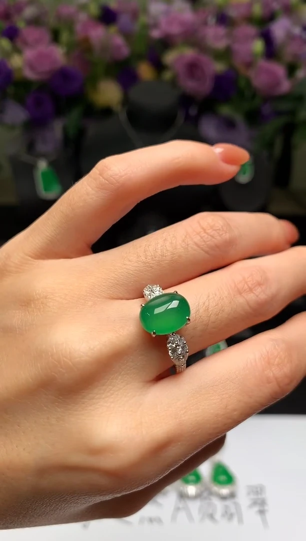 18K金镶嵌戒指翡翠戒指