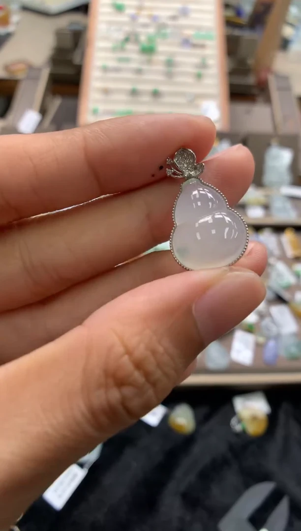 颈饰18K金镶嵌翡翠葫芦