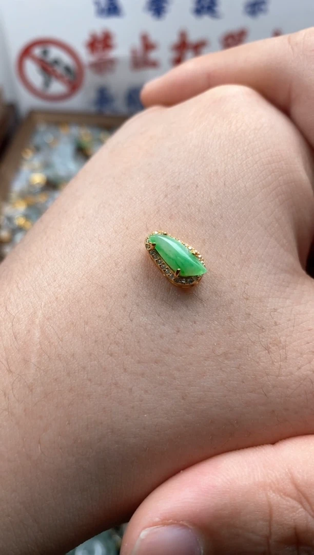 【闪购商品】翡翠颈饰未镶嵌哥哥