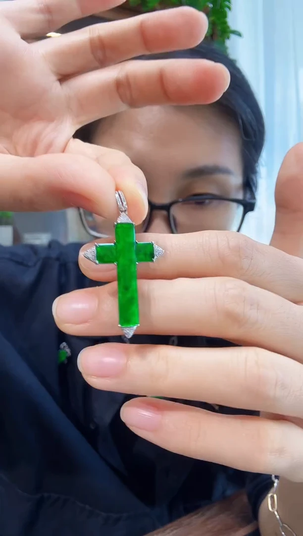 颈饰18K金镶嵌翡翠00003900